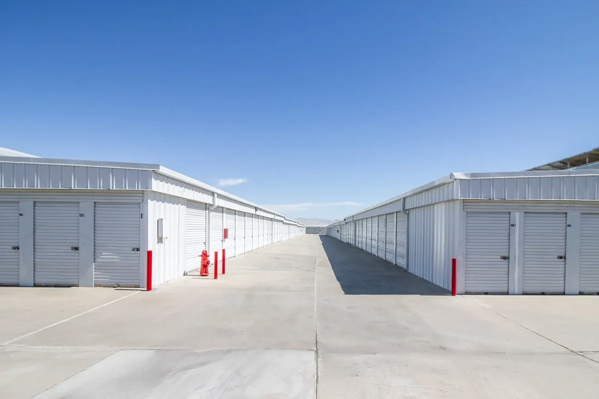Wide drive aisle between rows of storage units for easy vehicle access